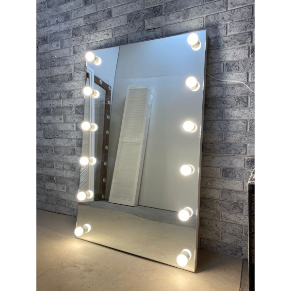 Выполненная работа: безрамное настенное гримерное зеркало с подсветкой лампочками по бокам